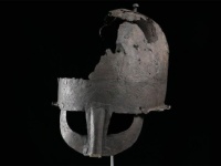 イギリスでバイキング時代の兜が初めて発見される