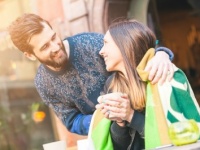 約6割の女子がOK！　気になる男性がバツイチだとわかったら「想い続ける」or「他を探す」？