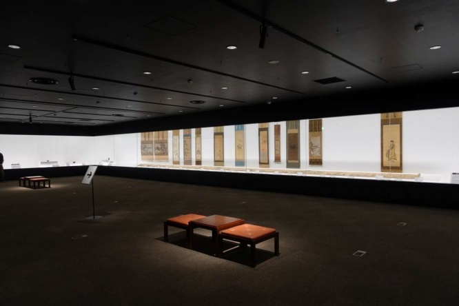 「異代同戯図巻」の展示風景（福岡市美術館提供）