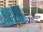 荷物積みすぎw　明らかに重量オーバーな三輪車が…