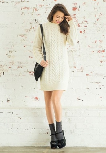 ユニクロのヒートテックに新商品登場！　ニットワンピの着こなしに大活躍