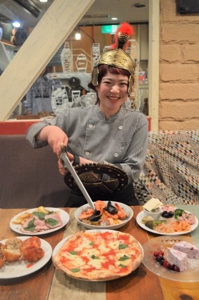 剣闘士の恰好で料理が出される