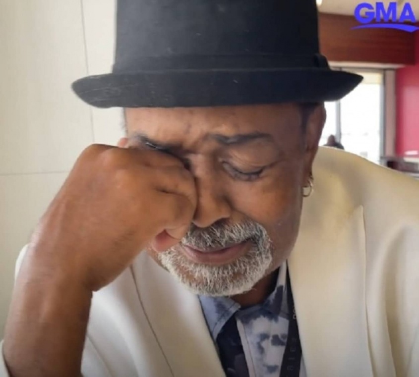 10年間空港のピアノを弾き続けてきた男性にサプライズ、思わず感涙（アメリカ）