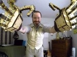 ガシガシ動くぞ！　木製の巨大な”メカニックハンド”がマッドでカッコいい
