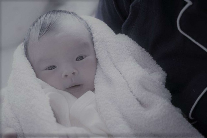 息子を濡れないようにタオルで包んで...(画像はイメージ)