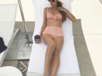 吉川ひなの、長すぎる美脚を全開！ビキニショットにファンから称賛の声続出　「みとれます！！」