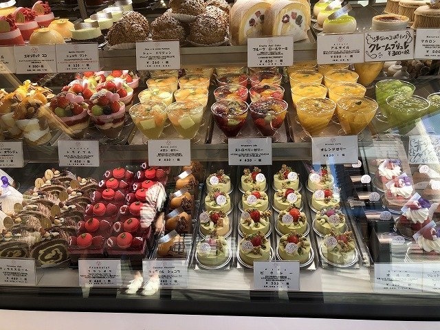 ショーケース内は季節の商品から定番品まで美しいケーキでいっぱい