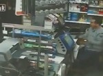 強すぎるコンビニ店員！　強盗を杖で返り討ちにする