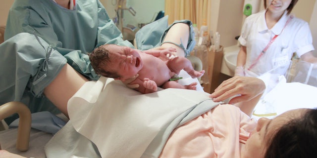 分娩室での出産シーン