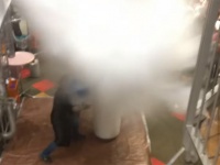 想定外の大爆発！液体窒素を使って雲をつくる科学実験イベントで会場真っ白（アメリカ）