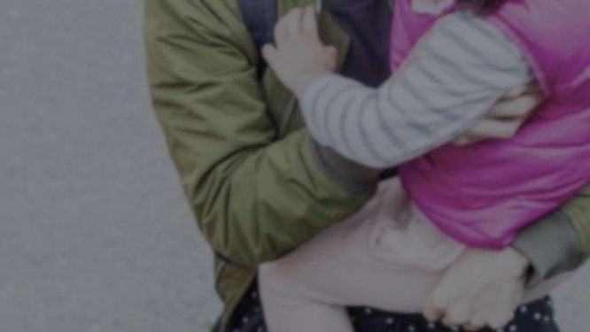 隣の女の子が...(画像はphotoAC)