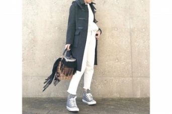 ダッフルはオール白の洗練コーデで大人顔に。幼なじみとだるま市　＃東京365日コーデ