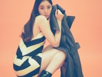 脚すご……。新木優子、カレンダーのオフショットを公開。見事なプロポーションにファン悶絶