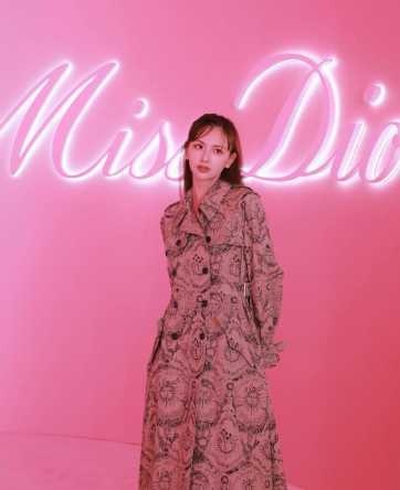 お人形さんみたい”鈴木えみ、オシャレなロングトレンチコートで『ミス  