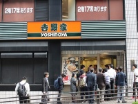 吉野家にできる行列（2016年10月14日Jタウンネット編集部撮影）