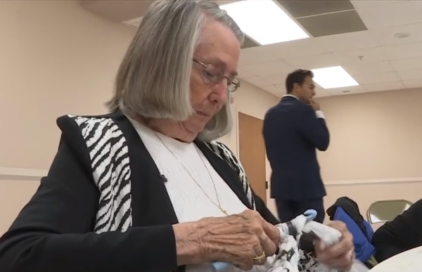 洪水で家を失った人々にプレゼントするため、スーパーのレジ袋を編んで敷マットを作るおばあちゃんたち