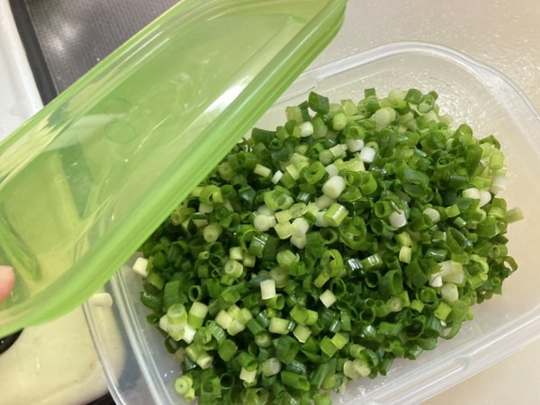 【知ってた？】小ねぎは「買った勢いで刻んで冷凍保存しておくとめちゃ便利」。上手な薬味の取り入れ方がツイッターで反響！
