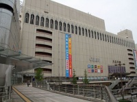 八王子駅北口（103momoさん撮影、Wikimedia Commons