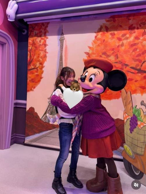 Instagram:真野恵里菜(@erinamano_official)より