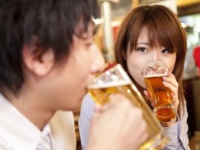 料理が無料なら……行くのかよ!?　彼女がいても合コンに誘われたら行く男性⇒18％