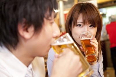 料理が無料なら……行くのかよ!?　彼女がいても合コンに誘われたら行く男性⇒18％