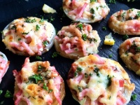 簡単飯テロ。ポテトとタマネギをベースにこんがり焼いた「ポテタマステーキ」のレシピ【ネトメシ】
