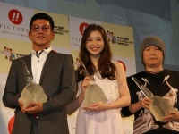 ニューウェーブアワードを受賞した（左から）駿河太郎、足立梨花、静野孔文監督
