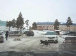 暴走犬！？　路地のベンチに繋がれたドーベルマンが興奮しすぎた結果…