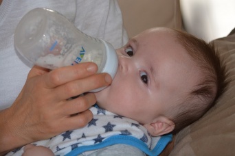 赤ちゃんにとって母乳と粉ミルク、どちらが良いのか？