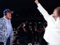 武藤敬司に拳を突き上げる内藤哲也