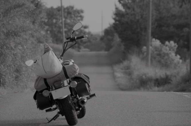 バイク旅の休憩中に...（画像はイメージ）