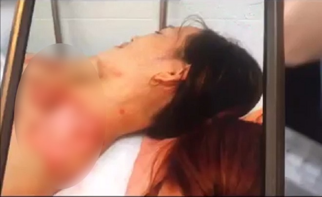 屋台でスープを投げつける