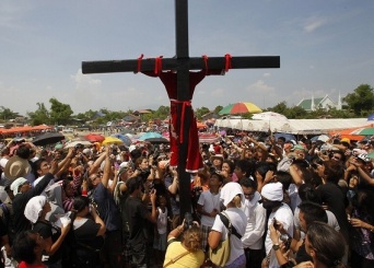 参加者の手足を本物の釘で打ち付け十字架にはりつけにするフィリピンの狂気の祭り「Philippine Crucifixion」