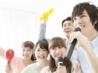 カラオケで歌ってないとき「これやってると好印象」な女性の言動4つ