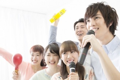 カラオケで歌ってないとき「これやってると好印象」な女性の言動4つ