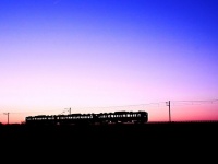 ノスタルジーで爆発しちゃう...　夕暮れの中「影絵」と化した列車が、切ないほどに美しい