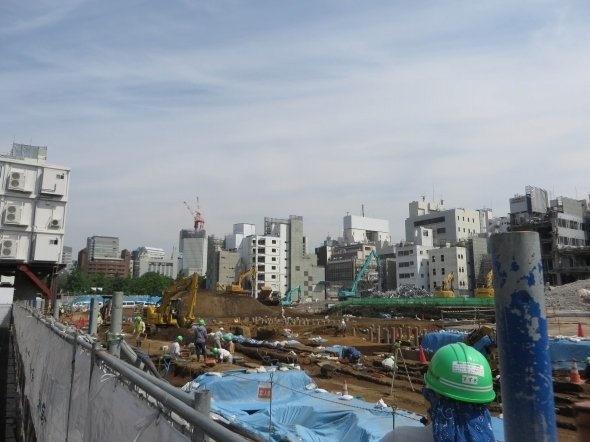 すでに多くのビル跡地が更地に(16年6月撮影)