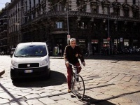 【動画】自転車レーンに駐車していた乗用車を素手で動かす男！