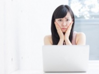 ヤダ、恥ずかしすぎるっ！　生理痛での休みを、男性上司に言える？