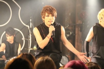 jealkb、まさかのミスで新曲を2回披露!?　ライブ「REVOLVER vol.2」潜入レポ