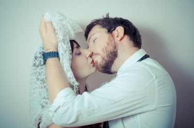 初キスがいきなり濃厚キスだったら、女子は萎える？　燃える？