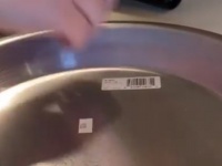 食器や台所用器具についている剥がしにくいシールを簡単にきれいにはがす方法【ライフハック】