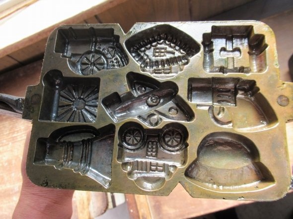 こちらが年季の入った戦時焼きの焼き型