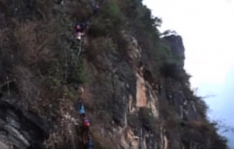 中国の子どもたちの通学が「命がけすぎる」と話題に