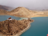 チベットの小さな島にポツンと一軒寺。そこで暮らす1人の僧侶