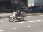 警察官がカブでパトロールをしていた。まさかのノーヘルだった！
