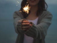 人の信頼を得る意外な方法「薄暗い場所でしっかり目を開いて微笑む」―蘭研究