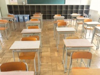 児童を『ごみ箱に入れて蹴った』女性教諭(30代)　「児童は転倒・前歯を折るけが」　県警が捜査中