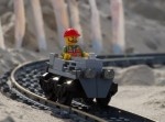 レゴローラーコースター発車！　ビーチの砂で作ったコースを走る！