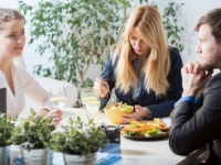 実は効率悪すぎ!?　なんと83.4％の女性はランチミーティングが〇〇だった！